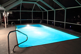 Villa Bluewater Pool bei Nacht