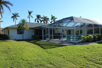 Villa Bluewater Aussenansicht auf die mit einem Screen geschütze Poolarea