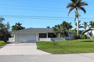 Die Außenansicht der Villa Bluewater in Cape Coral